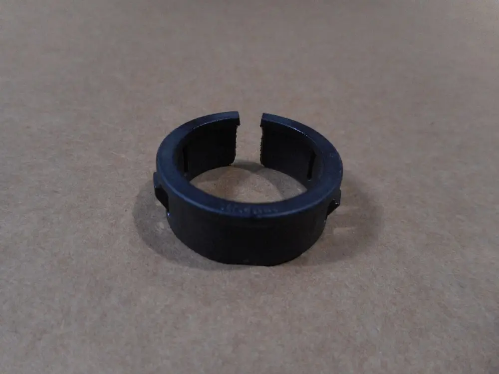 Schwarze Kabeldurchführung von Remeha, ringförmig mit zwei Öffnungen. Die Konstruktion zeigt eine flexible Aufnahmemöglichkeit für Kabel.